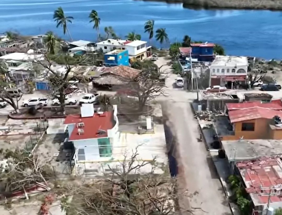 Habitantes de Corralero retejando sus techos tras el paso del huracán Erick