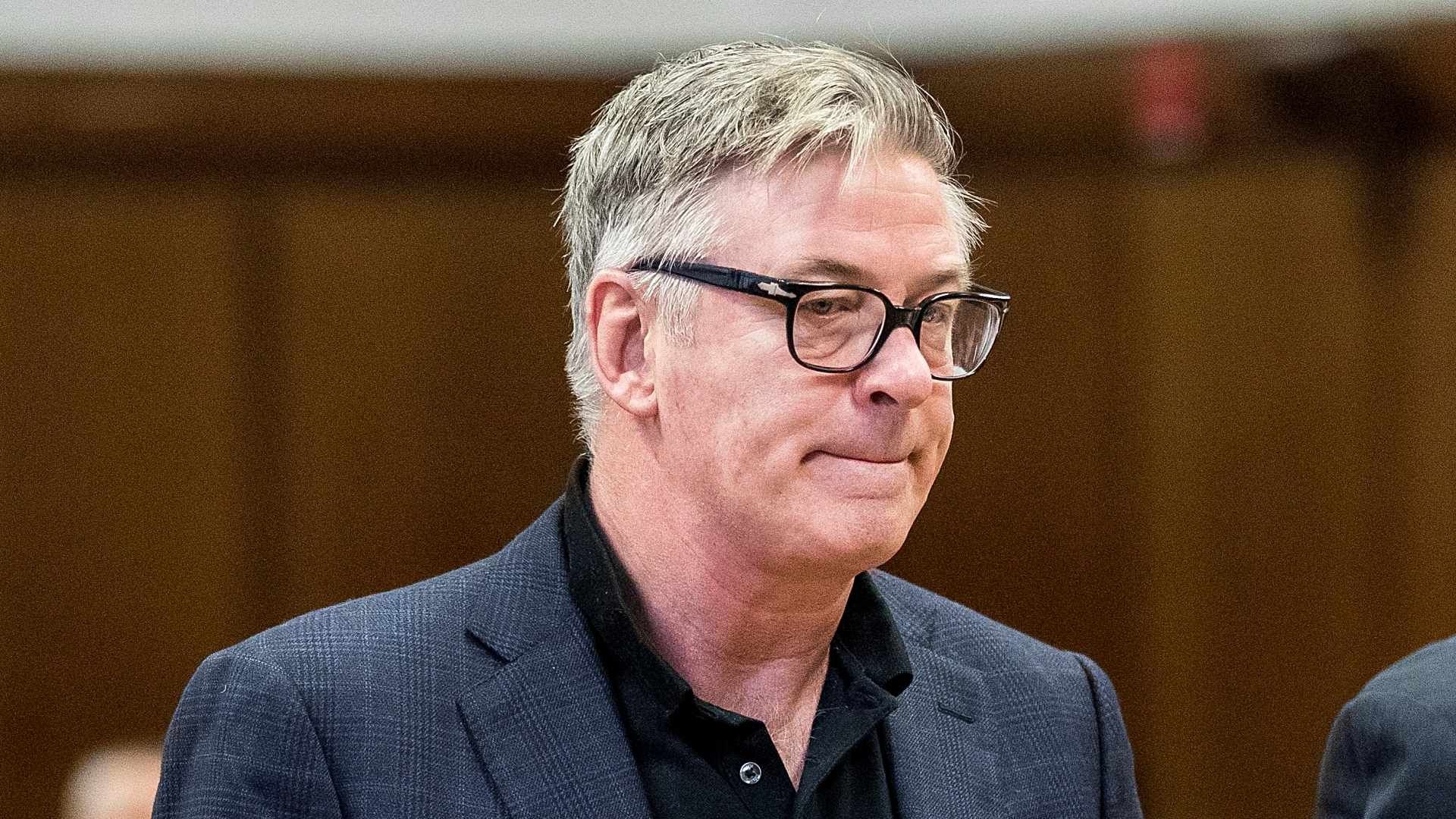 Defensa de Alec Baldwin Acusa a Fiscal de Ocultar Pruebas de que Arma Estaba Dañada