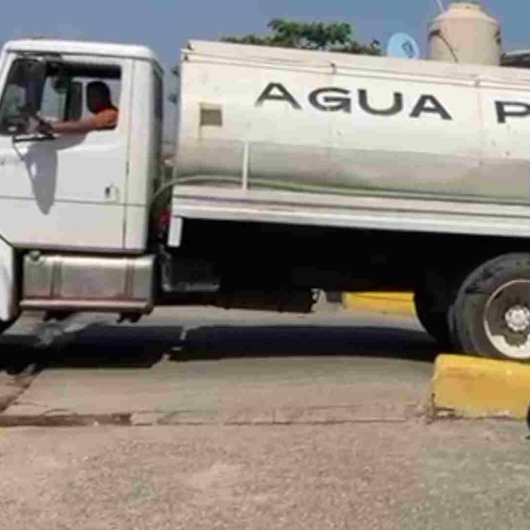 Debido a las lluvias en la ciudad de Coatzacos, habitantes han reportado falta de agua potable.