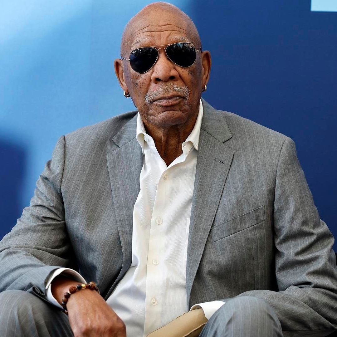 Las redes sociales se inundaron con un video de Morgan Freeman en el que su mano izquierda llamó mucho la atención