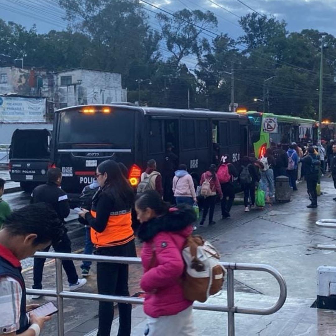 Camiones de la SSC colaboran en el traslado de usuarios de la Línea 8 del Metro CDMX
