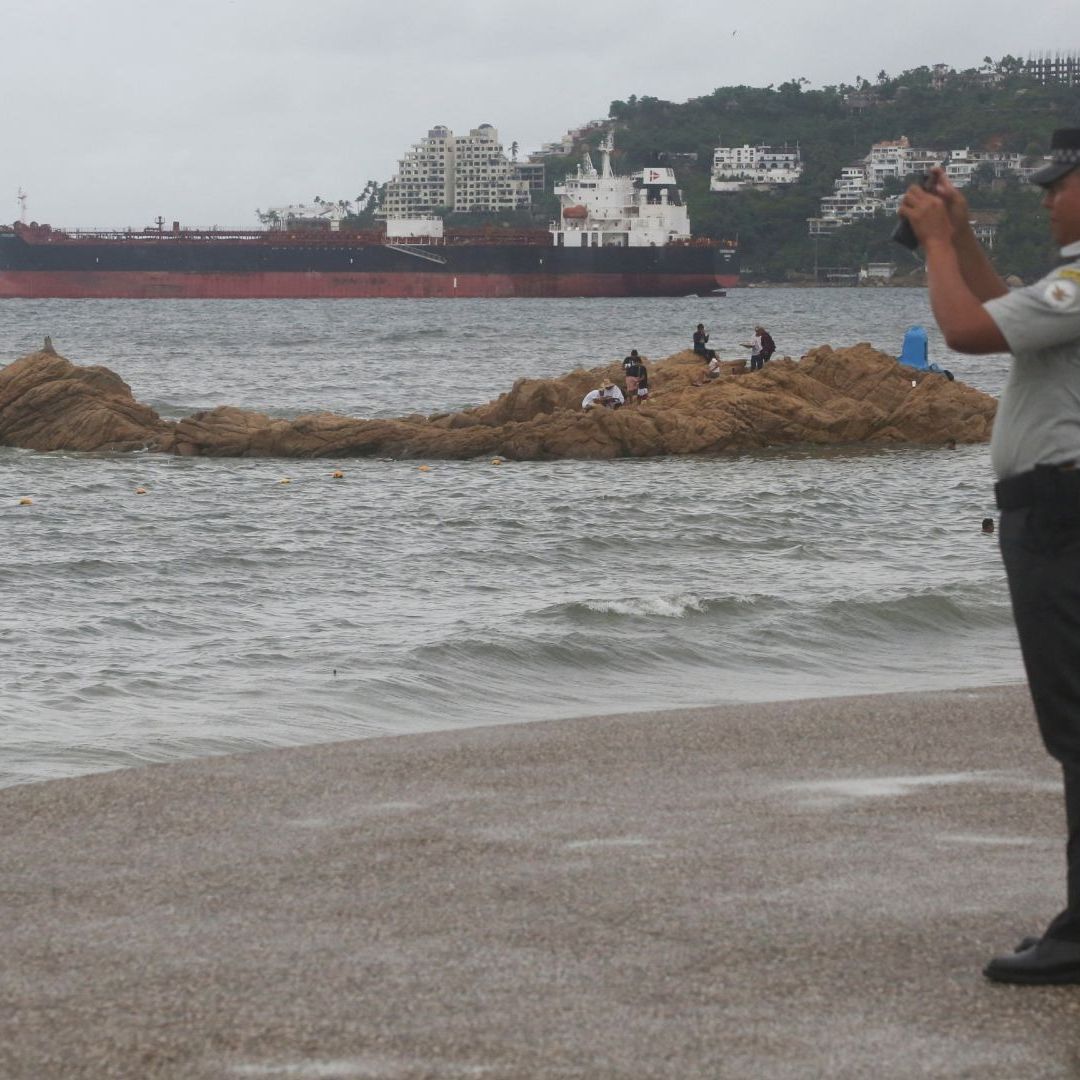 Policía en costa de Acapulco durante paso de Flossie