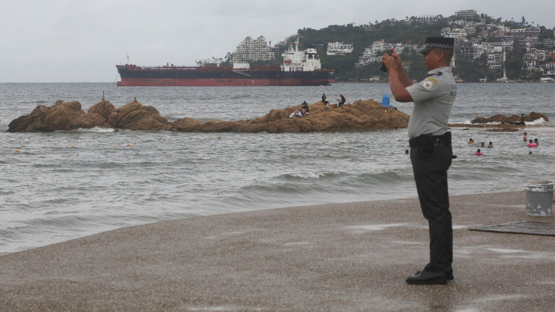 Policía en costa de Acapulco durante paso de Flossie