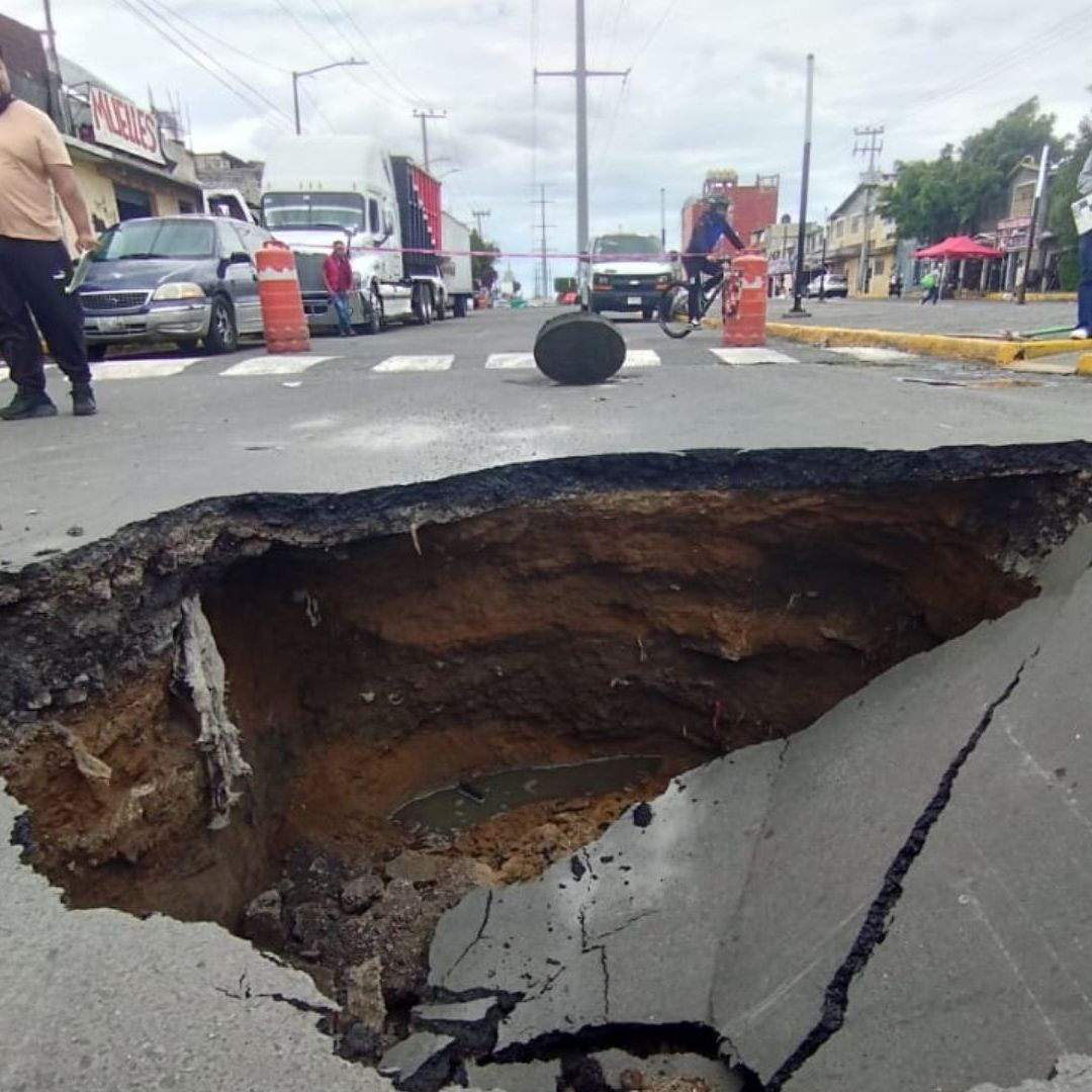 Enorme Socavón Sorprende en Avenida de las Torres, en San Lorenzo Tezonco, Iztapalapa