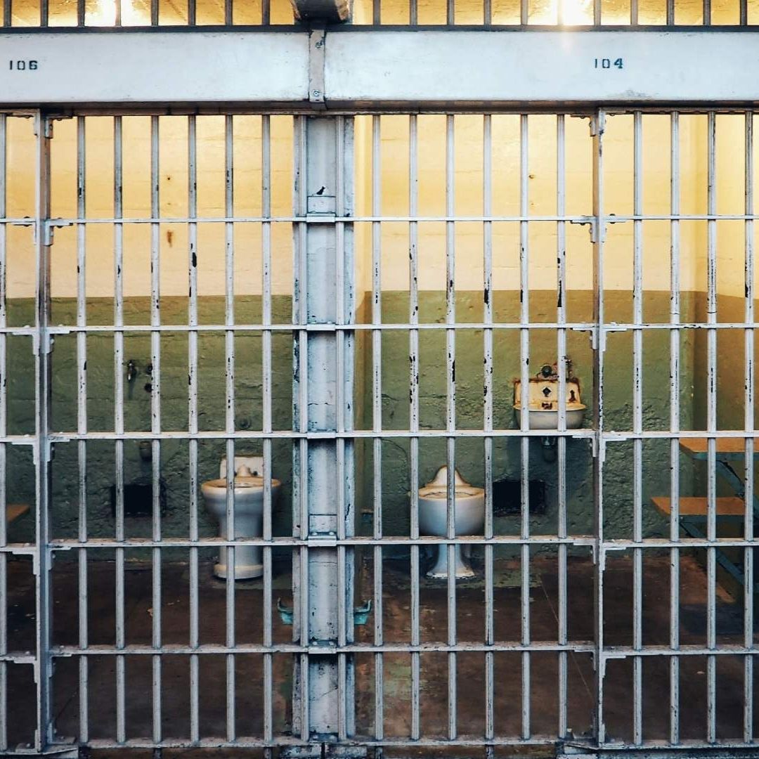 Descubren a Mujer Policía Teniendo Intimidad con Reo en Celda