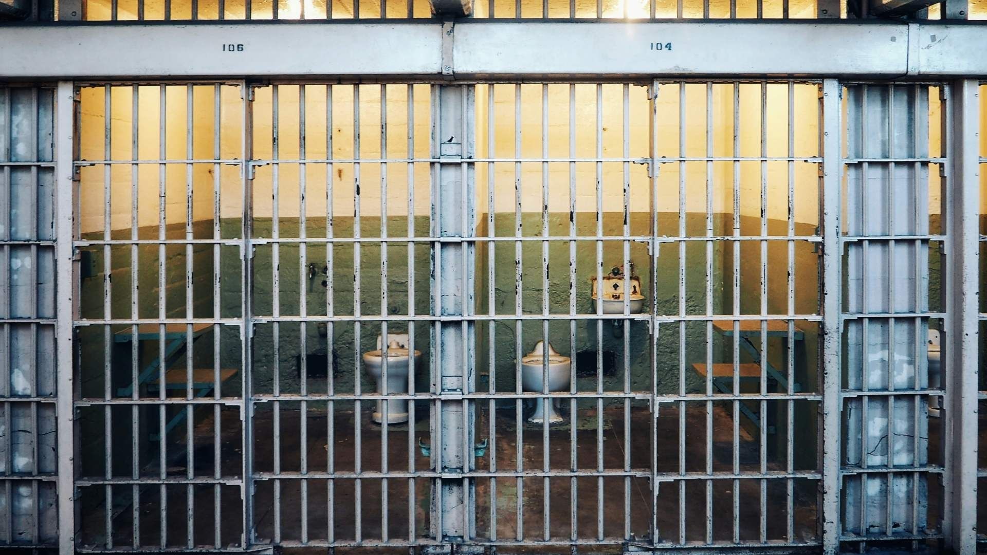 Descubren a Mujer Policía Teniendo Intimidad con Reo en Celda
