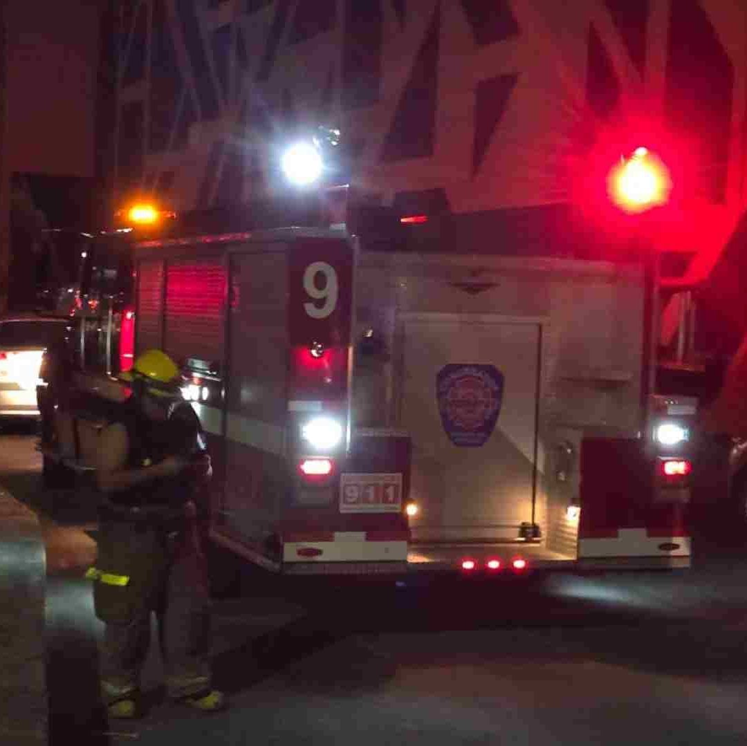 Bomberos y Protección Civil llegaron hasta una plaza comercial en Alvarado tras un reporte de incendio.