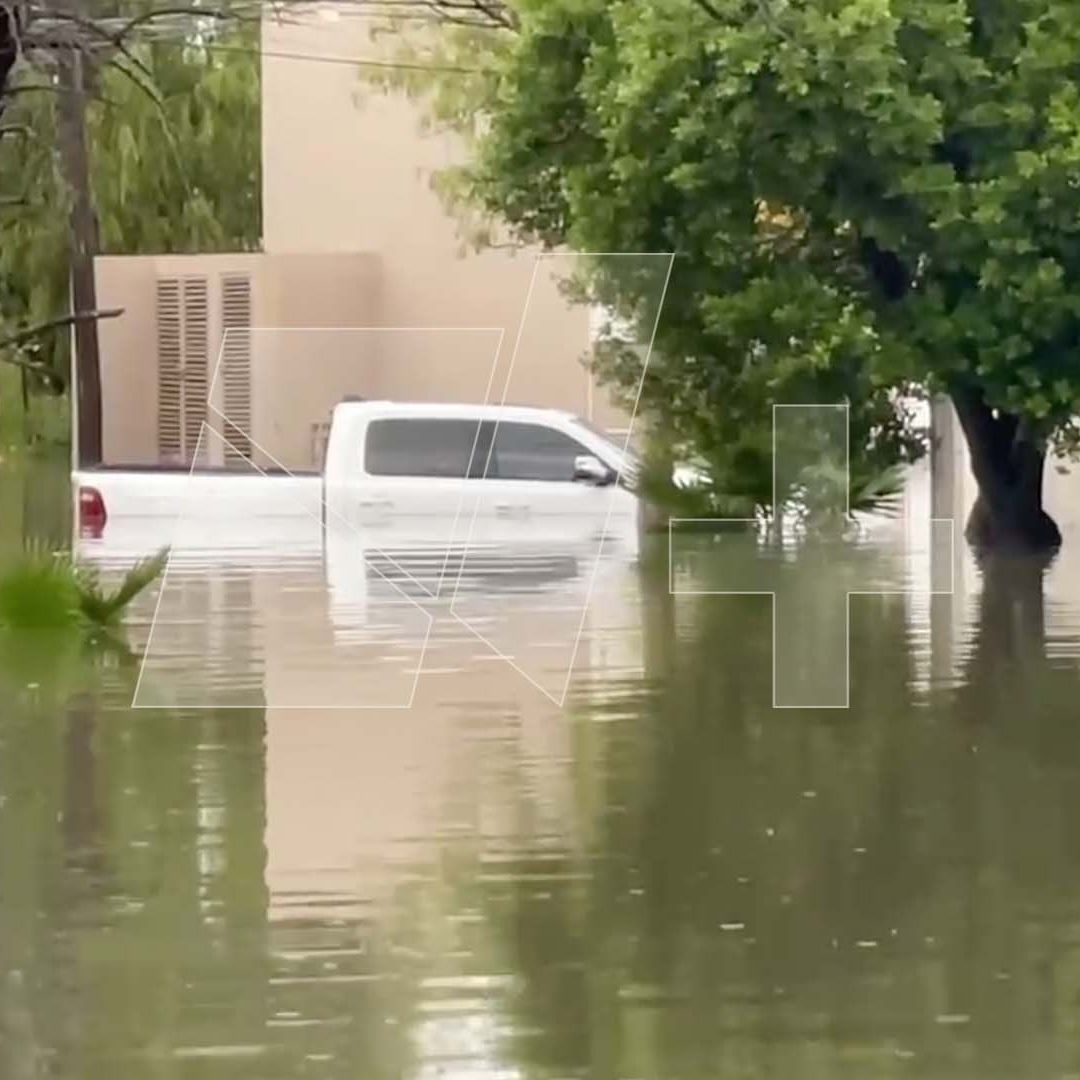 Camioneta Queda Varada en Calle Inundada de Matamoros
