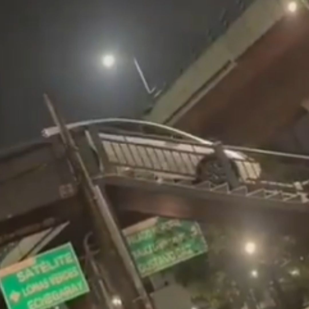Video de carro en puente peatonal de Naucalpan, Edomex