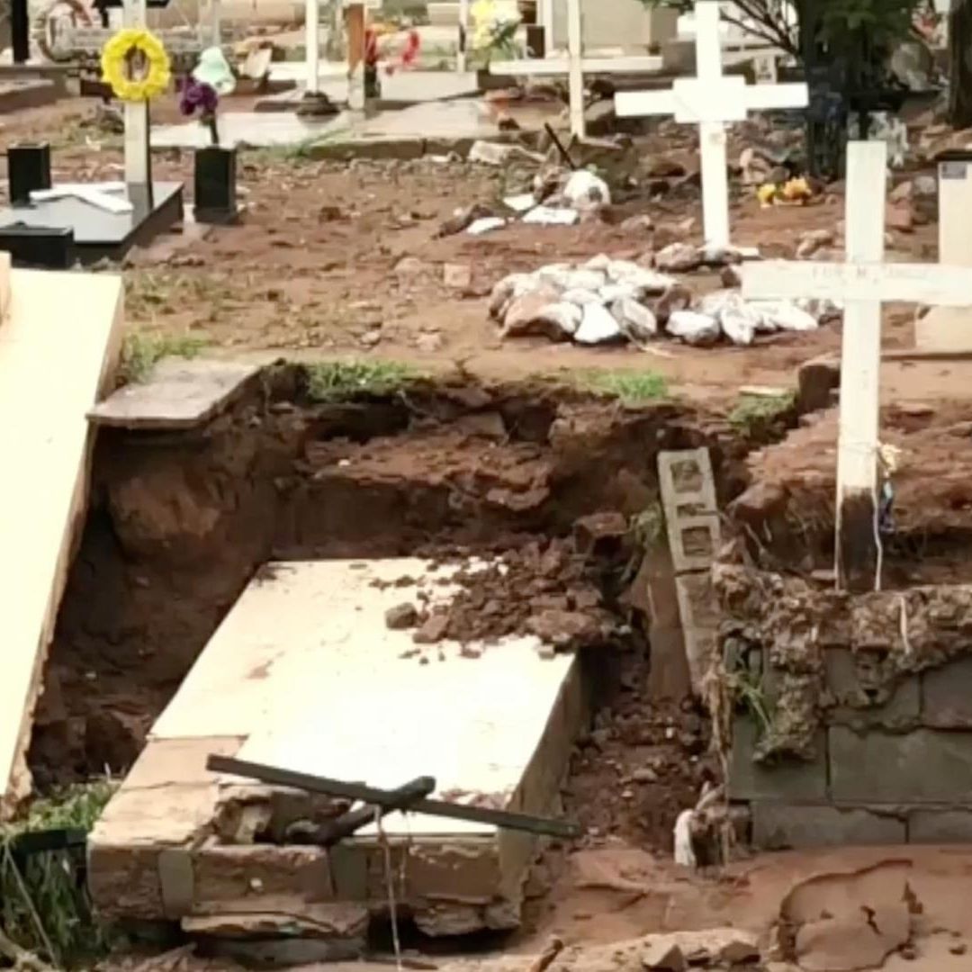 Lluvias Desentierran Cuerpos de Panteón en Chihuahua; Hay Decenas de Familias Damnificadas