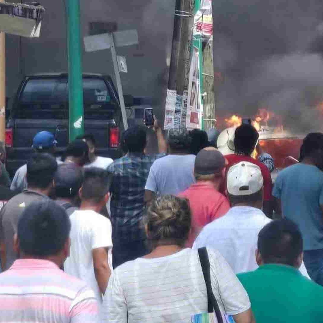 Habitantes se manifiestan por presuntos abusos de autoridad por parte de elementos de tránsito local.