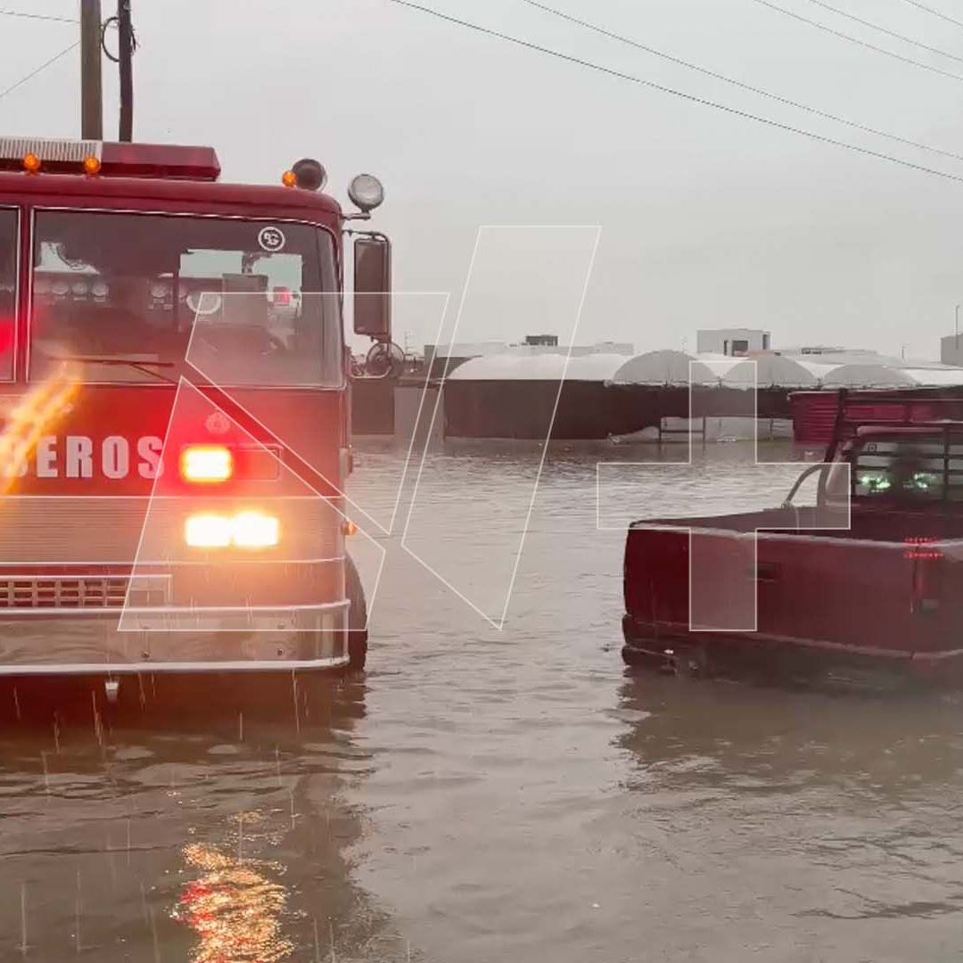 Autoridades en Matamoros Buscan con Lanchas a Hombre que Cayó a un Canal Junto Con Una Menor
