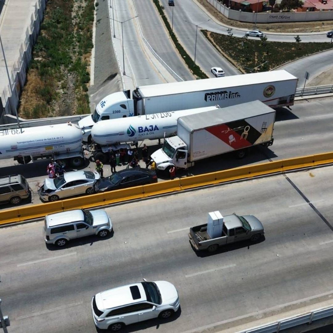 Accidente Cierra el Puente "El Gallo" en la Avenida Reforma en Ensenada