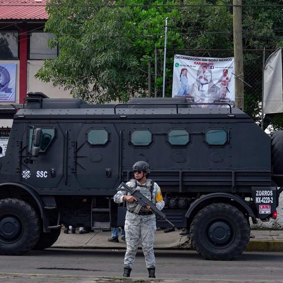 Policías resguardan el Centro Comunitario Leonardo Murialdo, en la GAM, CDMX