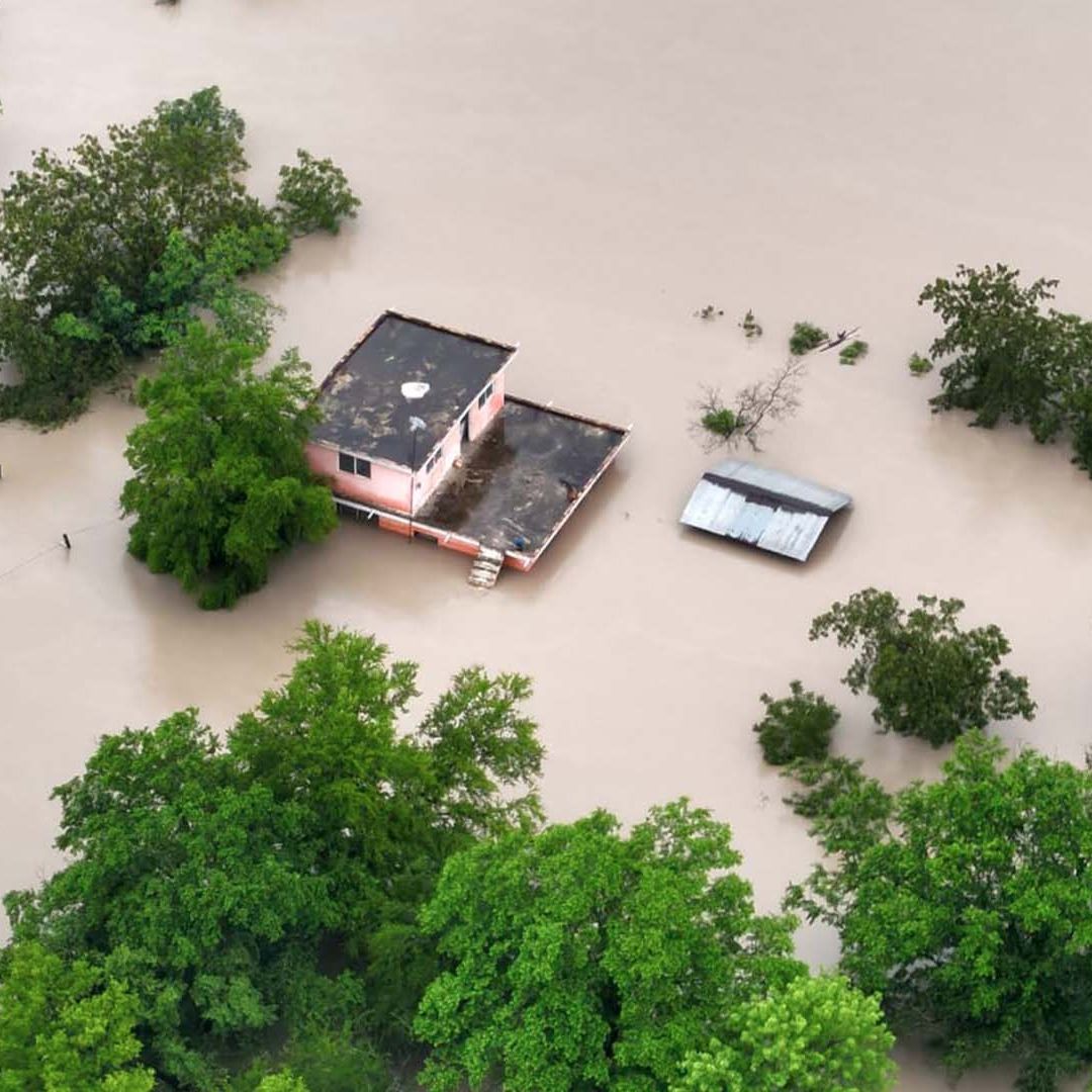 Preparan Rescate de Familia Atrapada en Techo de Casa en Tamaulipas