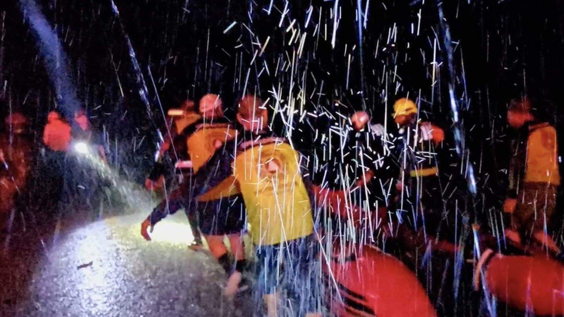 Rescatan a 15 Personas Atrapadas en Azotea por Inundación en 'La Tamaholipa' en González