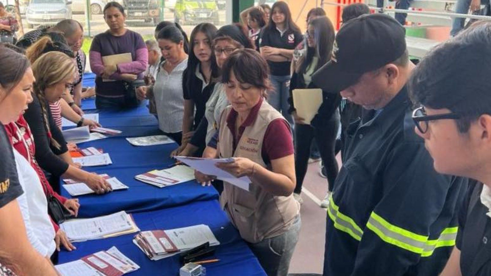 Las Becas para el Bienestar Benito Juárez están entregando tarjetas en junio 2024. Esto piden para recogerla