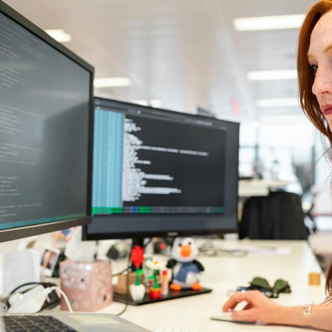 Mujer programa en una computadora