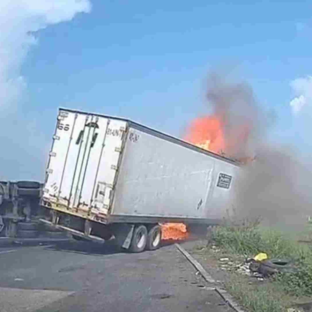 Choque entre tractocamiones genera cierre de la autopista La Tinaja-Isla.