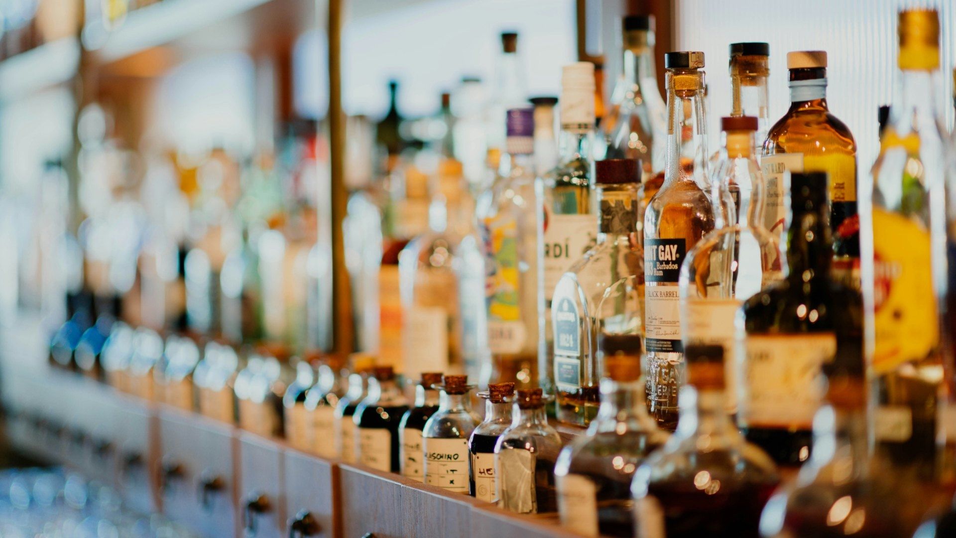 Mueren 53 Personas por Consumir Alcohol Adulterado en India