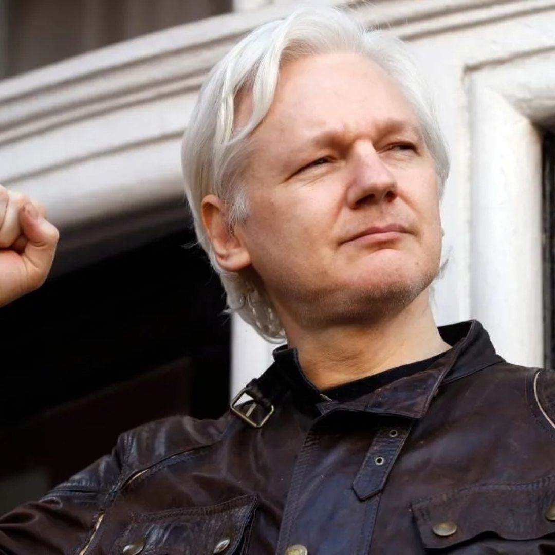 Fundador de WikiLeaks, Julian Assange, saluda a sus simpatizantes en Londres, mayo de 2017.