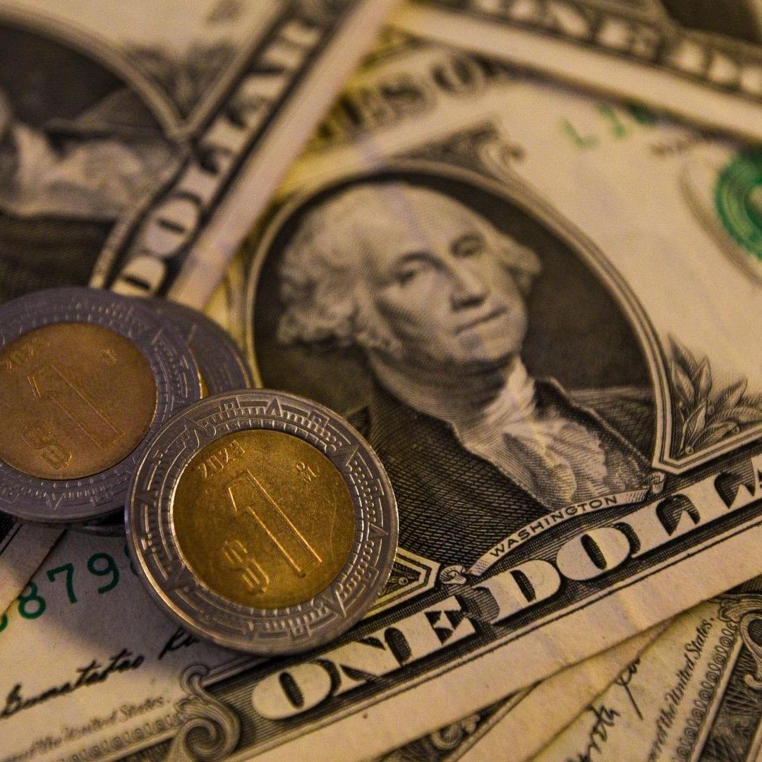 Peso Mexicano Pone Fin a Racha Ganadora y Pierde ante el Dólar; Así Cotiza Hoy 2 de Julio 2025