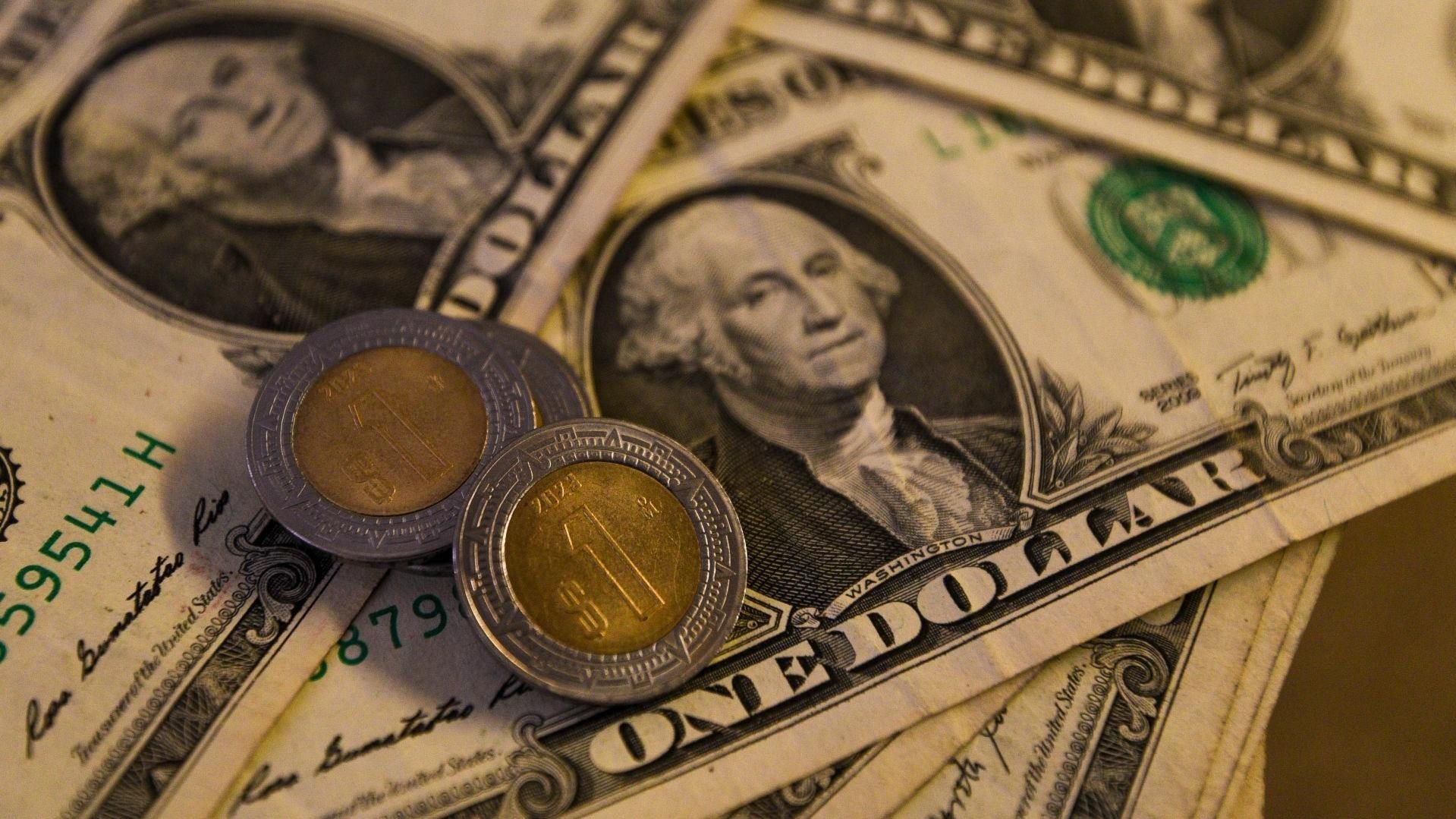 Peso Mexicano Pone Fin a Racha Ganadora y Pierde ante el Dólar; Así Cotiza Hoy 2 de Julio 2025