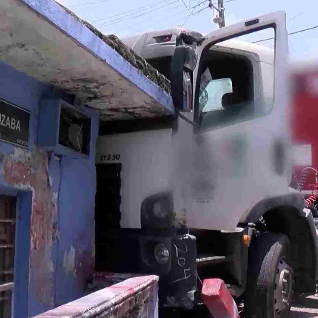 Camión Cervecero Choca Contra Vivienda en la Colonia Chapultepec en Veracruz; No Hay Lesionados