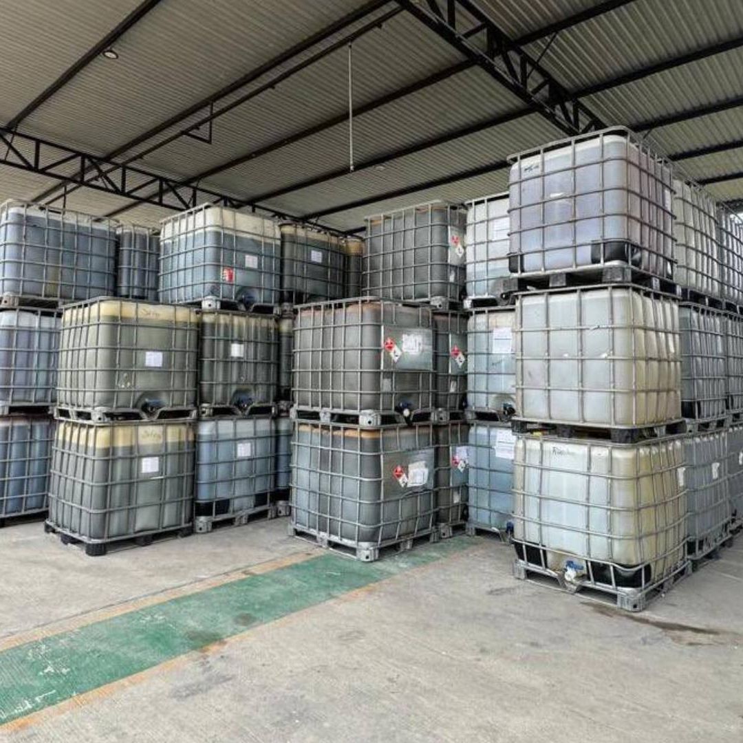 Bidones con presunto combustible ilegal en bodega de Tabasco