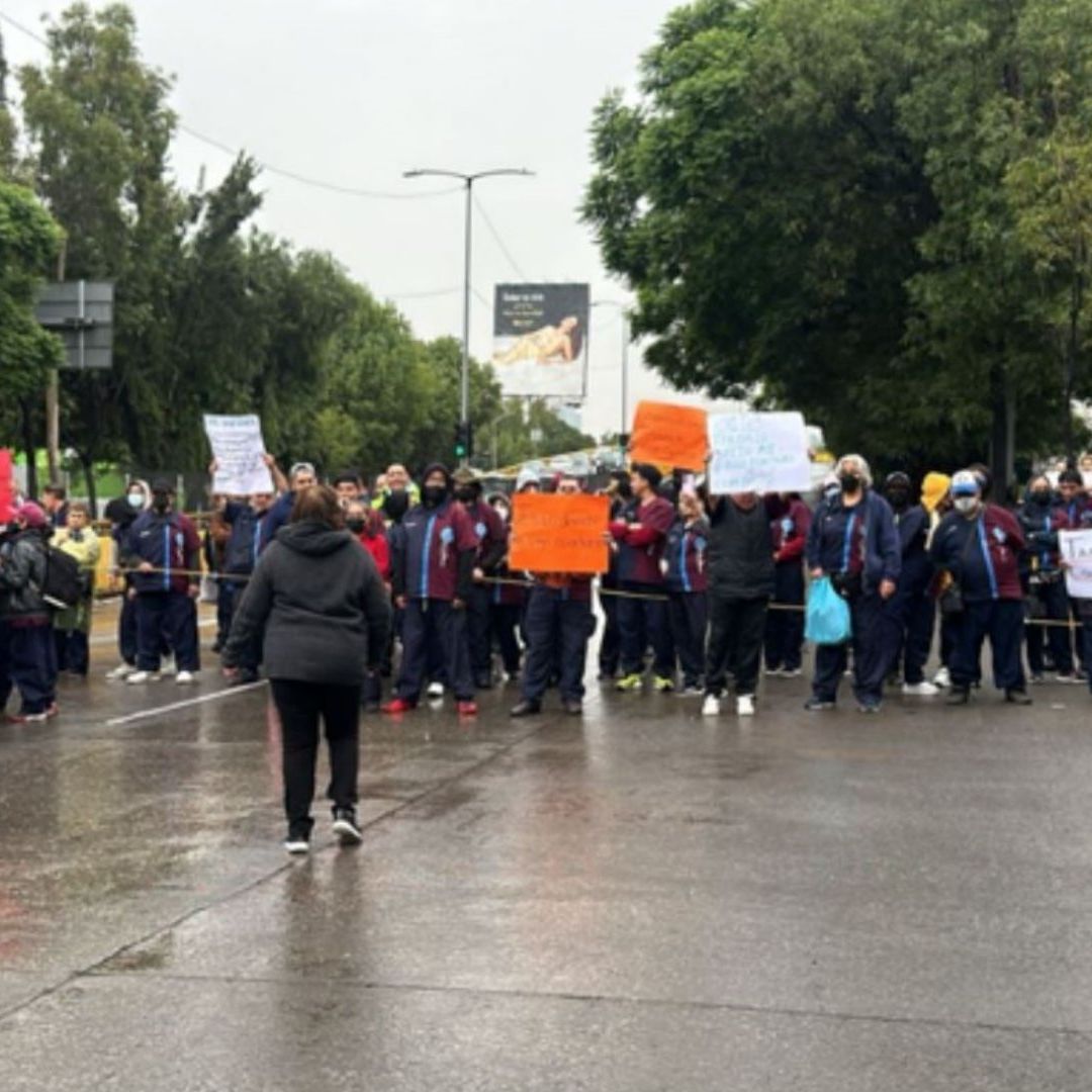 Al menos 200 trabajadores de limpia del Instituto Politécnico Nacional (IPN) bloquean hoy 25 de junio de 2024 completamente la vialidad sobre Circuito Interior