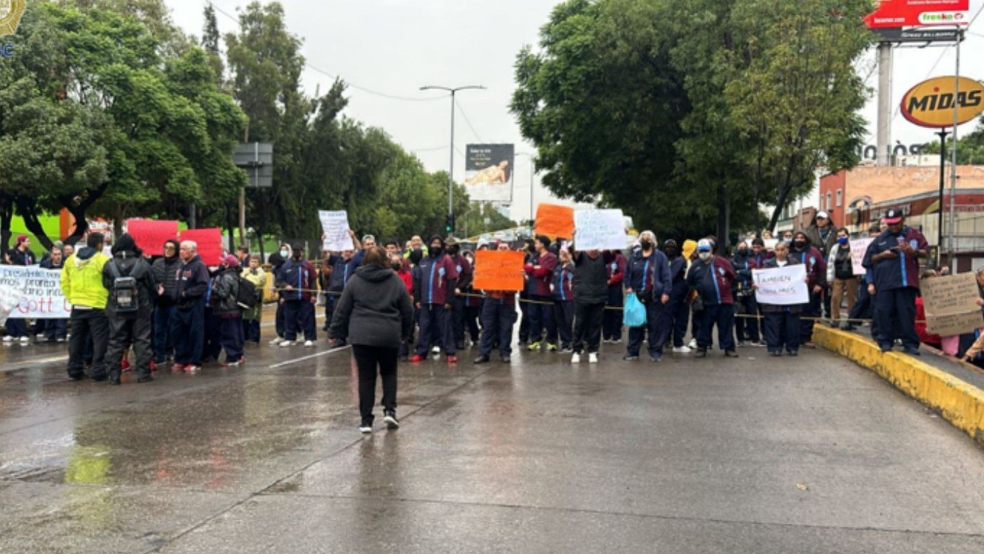 Al menos 200 trabajadores de limpia del Instituto Politécnico Nacional (IPN) bloquean hoy 25 de junio de 2024 completamente la vialidad sobre Circuito Interior