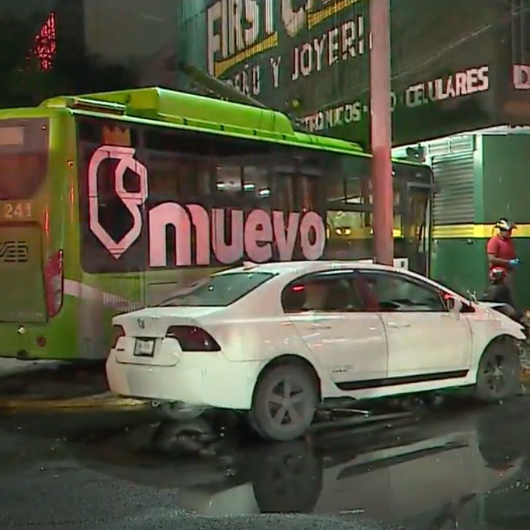 Camión choca con casa de empeño en el Centro de Monterrey