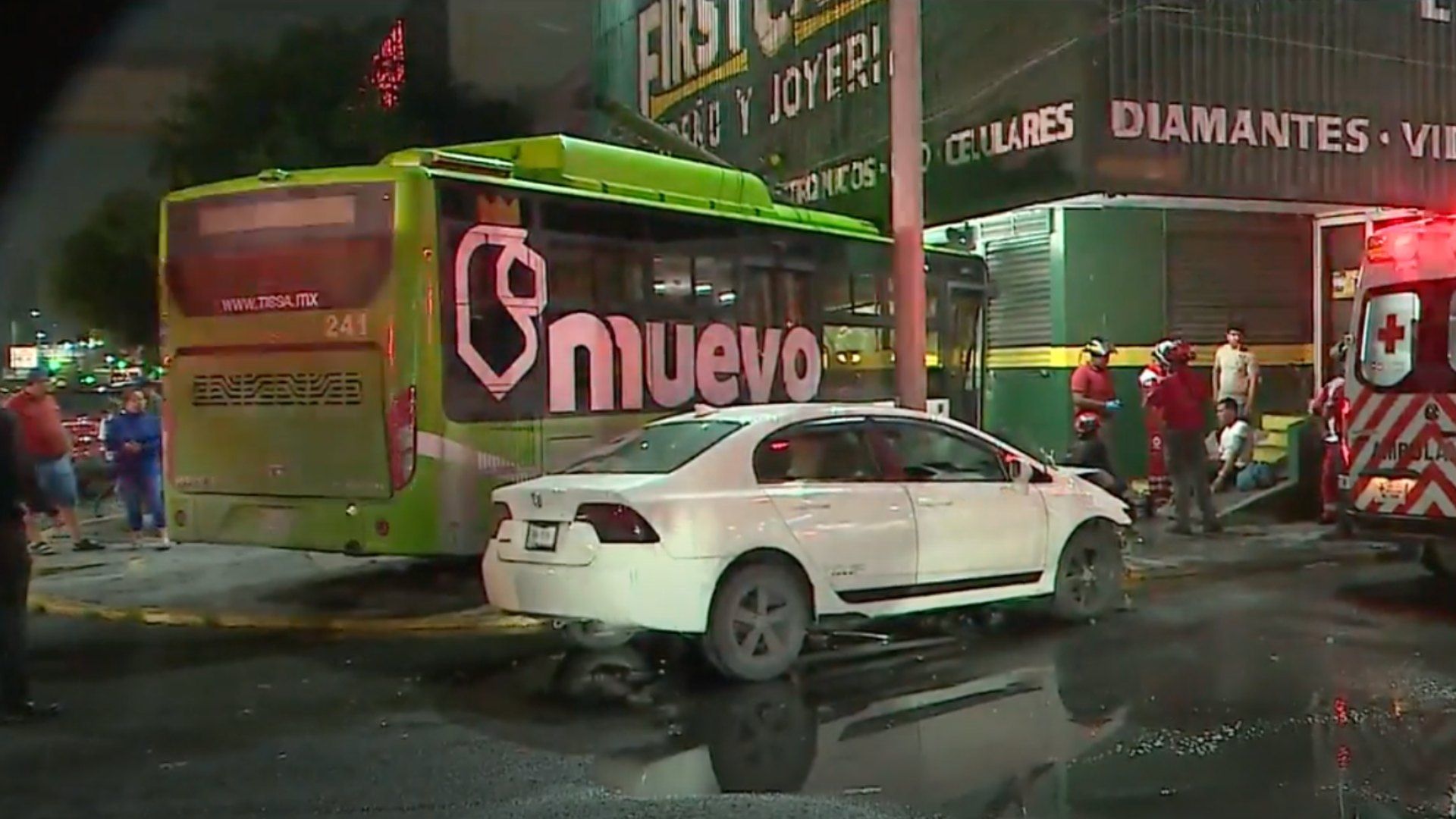 Camión choca con casa de empeño en el Centro de Monterrey