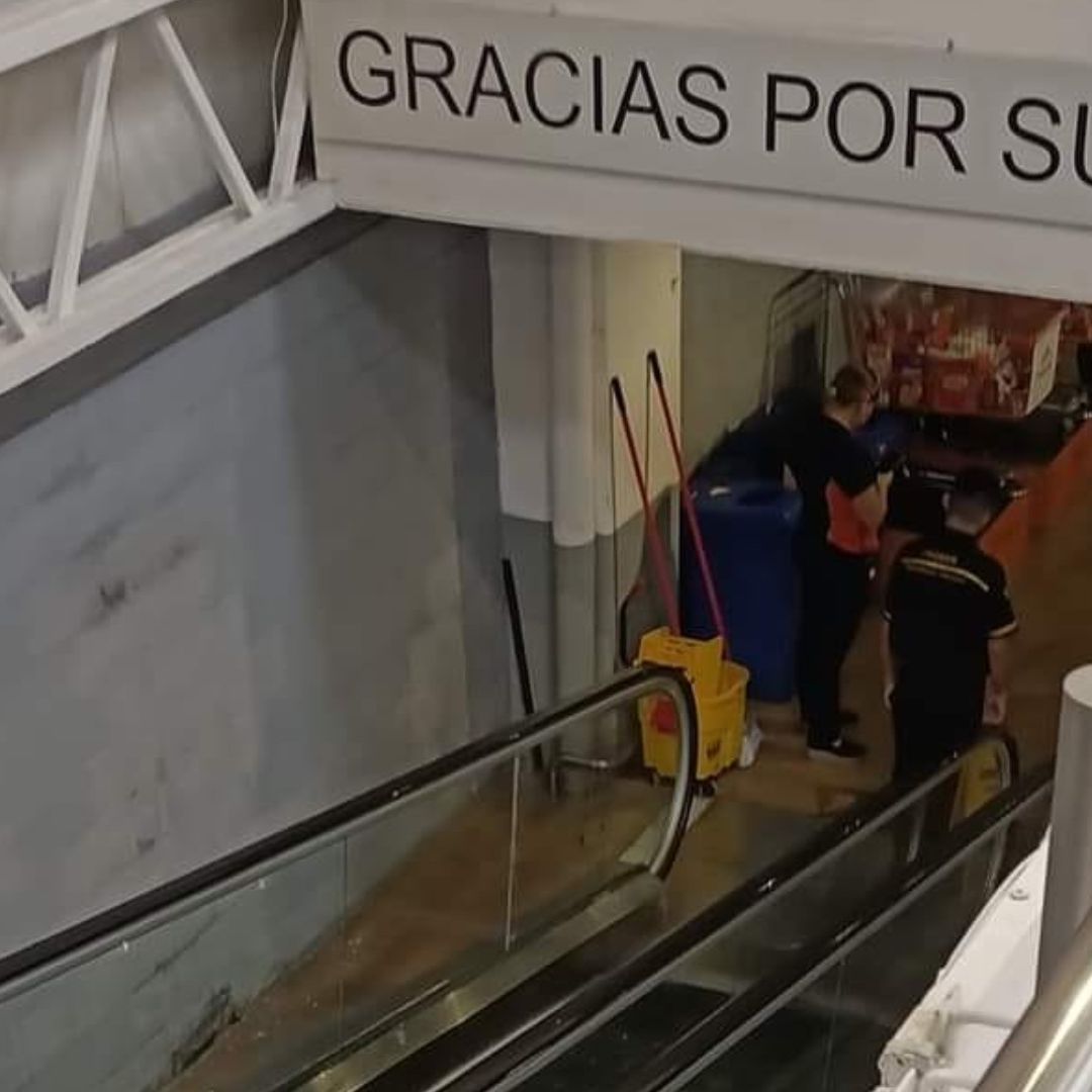 Madre e Hija Van al Supermercado y Terminan Prensadas en Escaleras Eléctricas