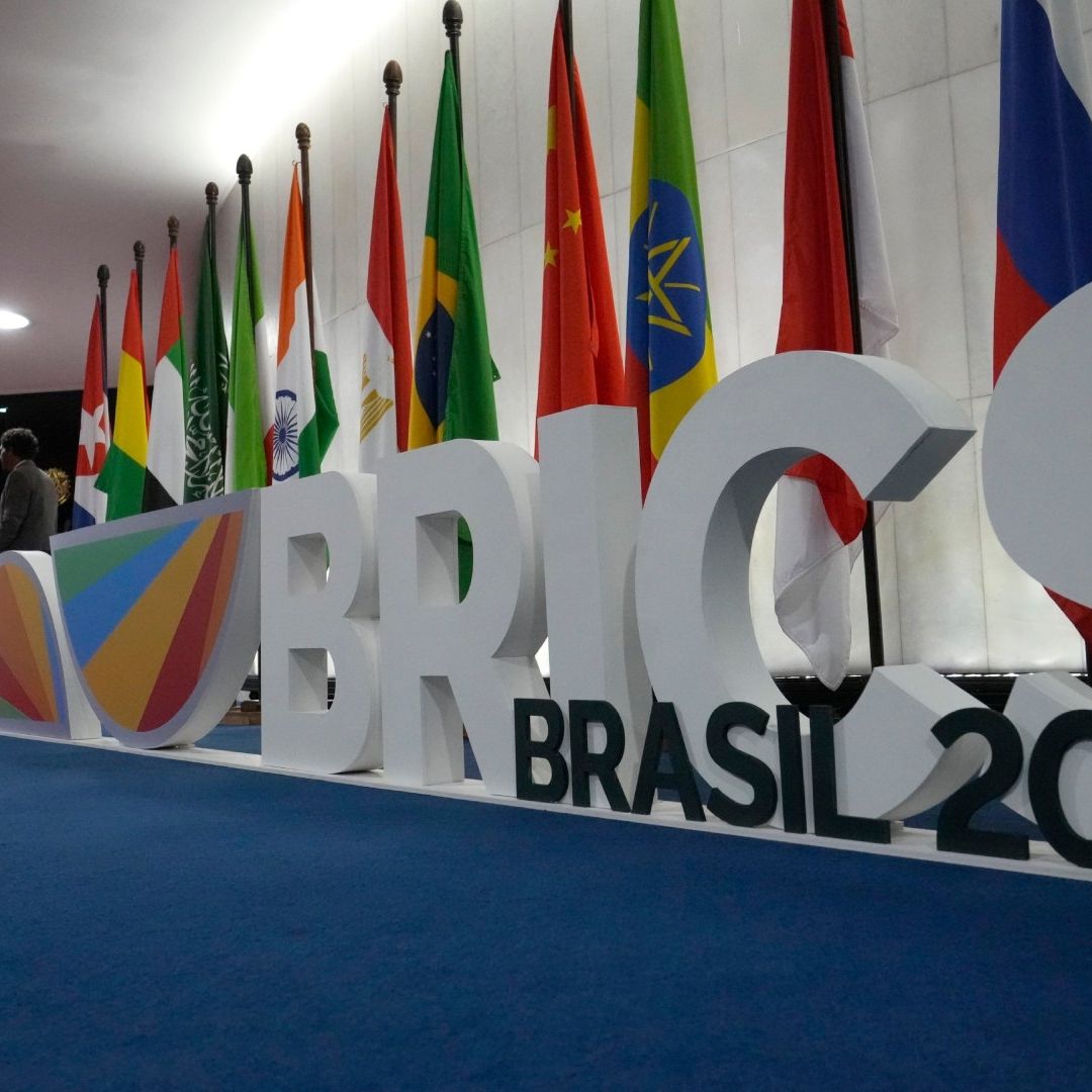 Letrero y banderas de la cumbre BRICS 2025
