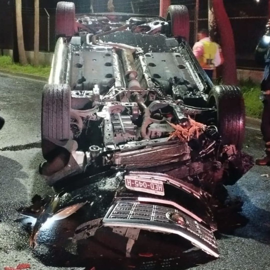 Volcadura de auto baleado en Tepepan