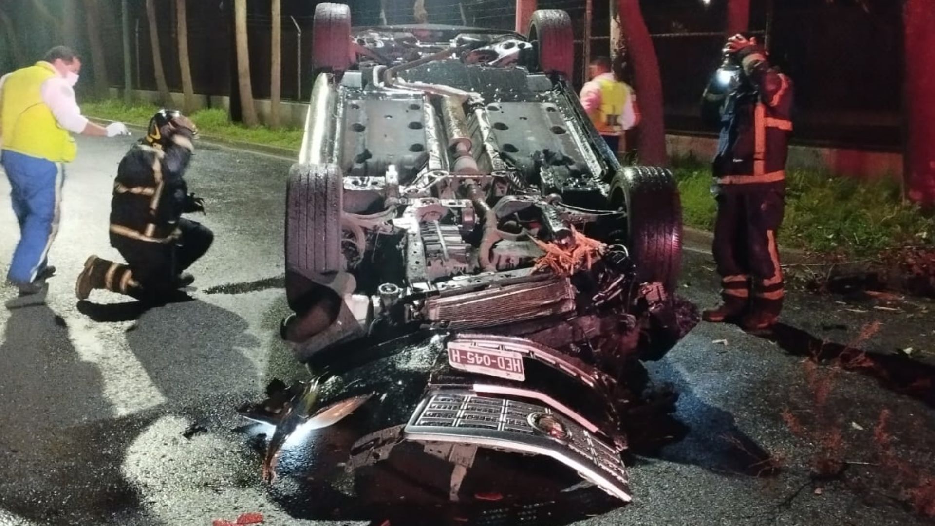 Volcadura de auto baleado en Tepepan