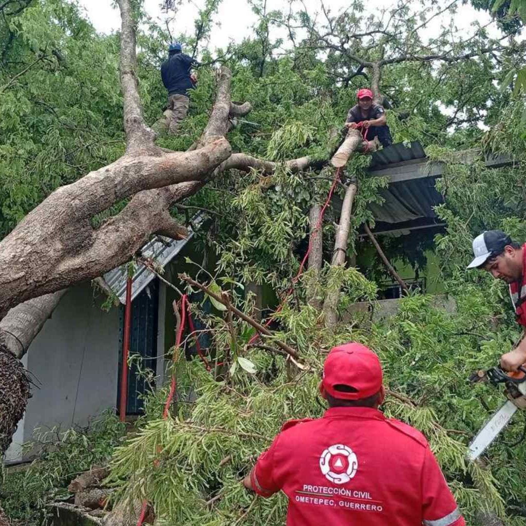 Damnificados por el Huracán Érick Retienen a Servidores de la Nación, en Ometepec, Guerrero