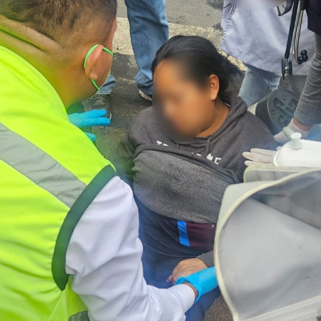 Paramédicos atienden a mujer lesionada durante bloqueo en Azcapotzalco