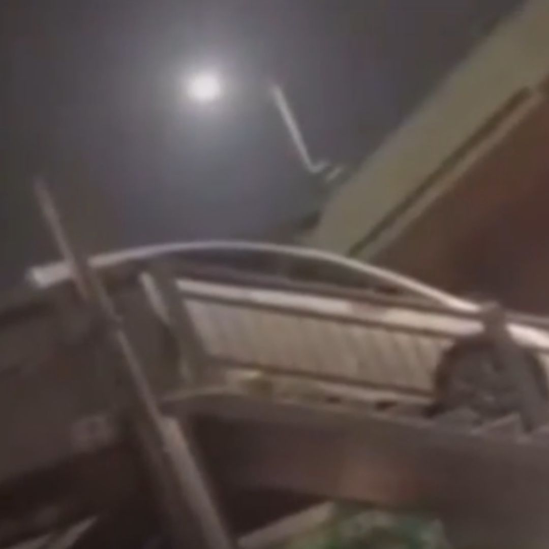 La falta de señalamientos y seguridad ha provocado que varios vehículos queden atorados en el puente peatonal ubicado en Periférico Norte