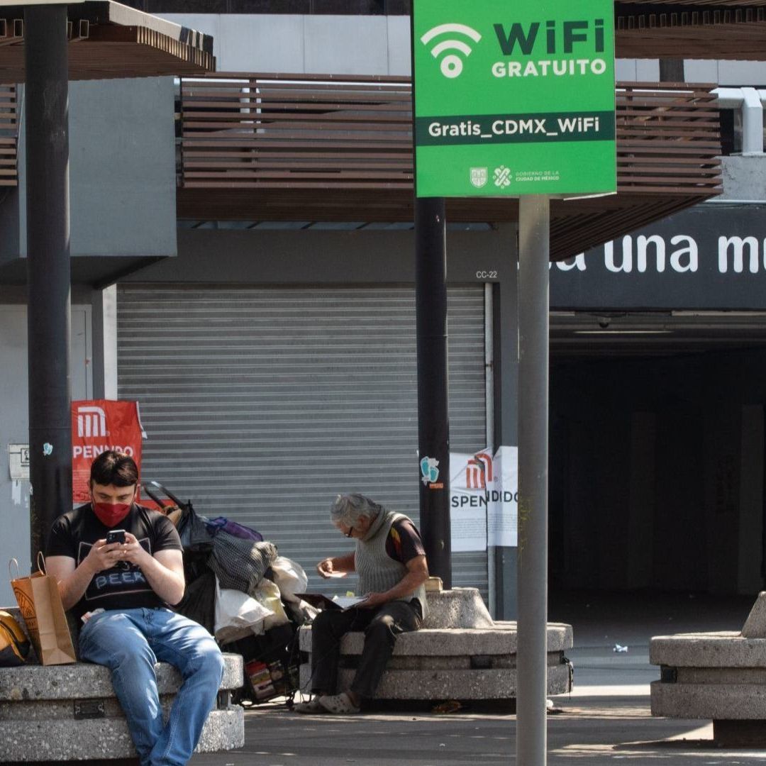 Un punto de WI FI gratuito de la Ciudad de México en la Glorieta de los Insurgentes.