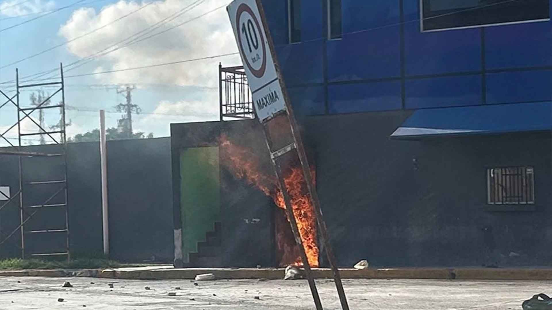 Incendio en Gasolinera Deja 2 Empleados con Quemaduras Graves