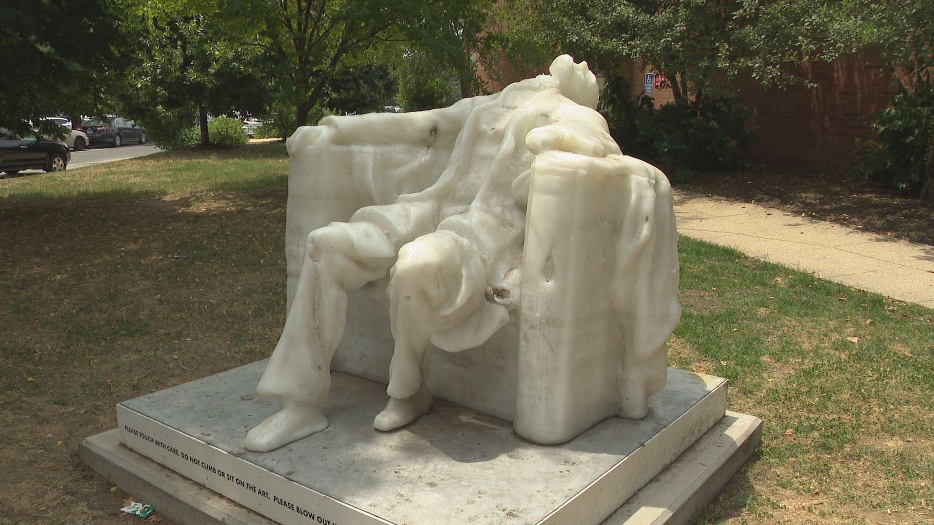 Las extremas temperaturas dejaron sin cabeza la escultura de Abraham Lincoln. Foto X: @JohnDoranTV