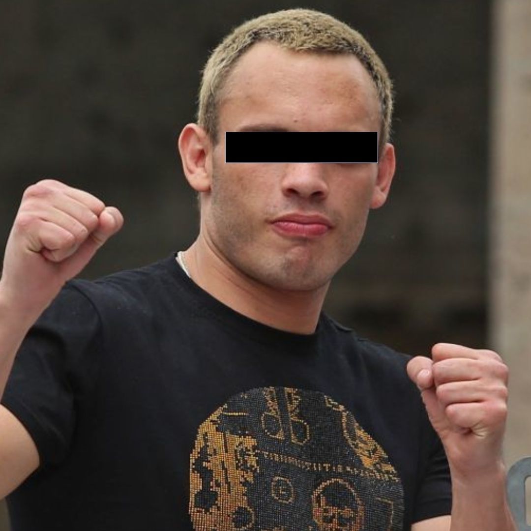 Julio César Chávez Jr. posa en anuncio de pelea de Exhibición