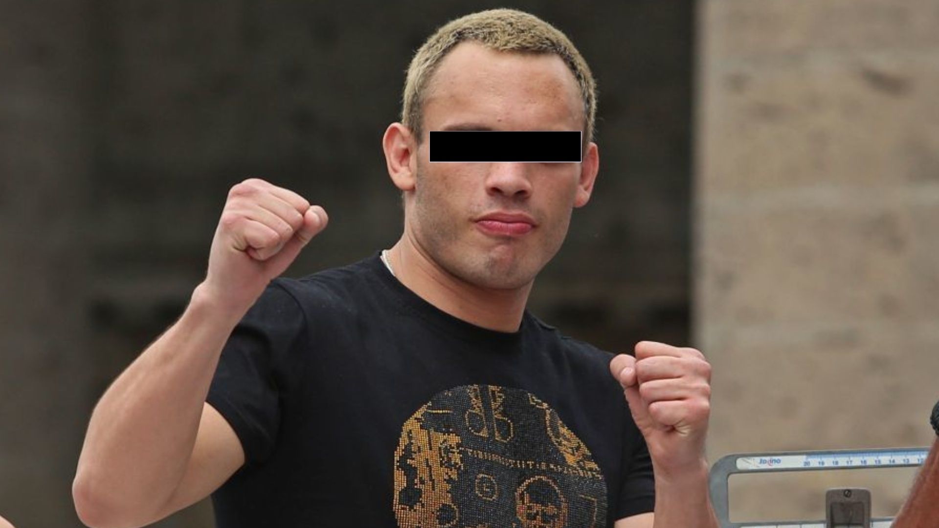 Julio César Chávez Jr. posa en anuncio de pelea de Exhibición