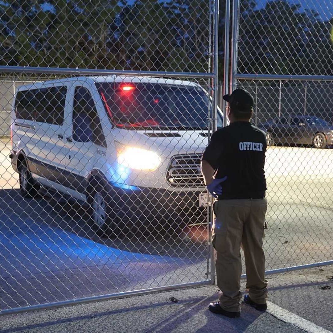 Arribo de los primeros migrantes al centro de detención de Alligator Alcaraz