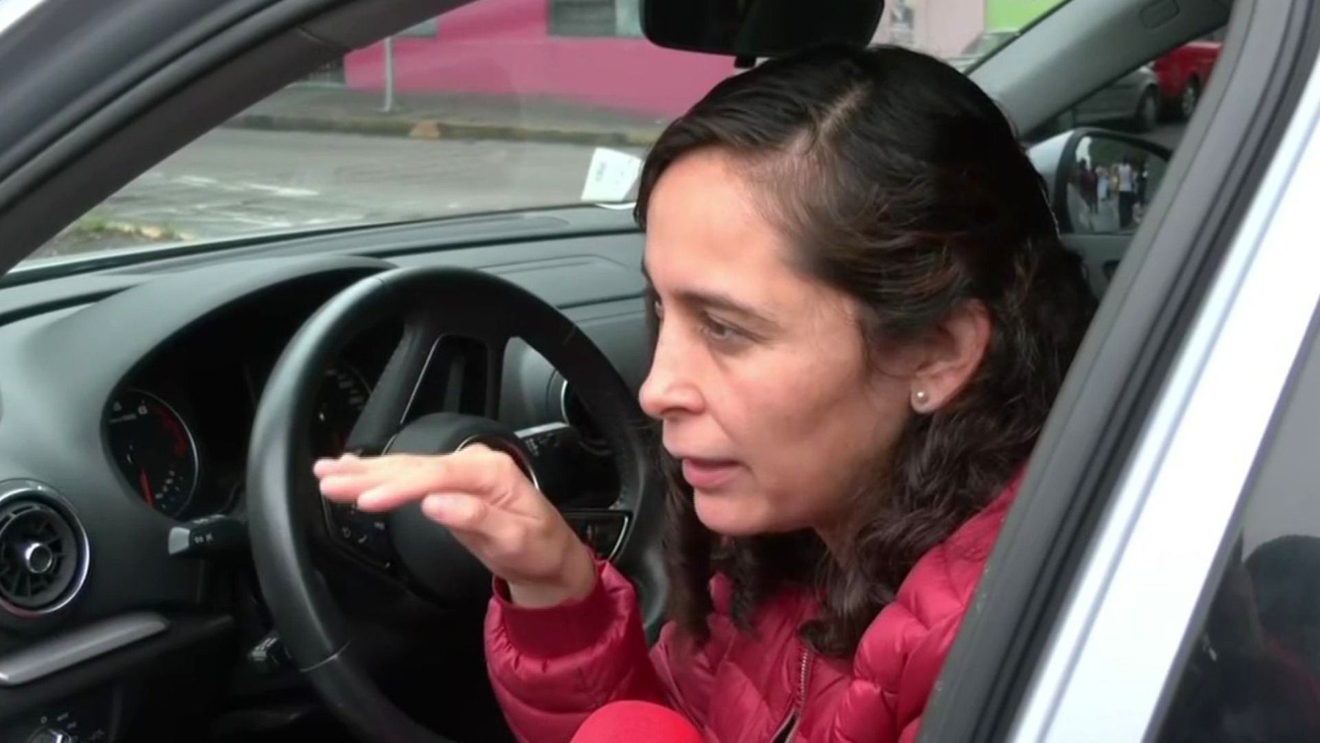 Automóvil de mujer embarazada es golpeado por manifestante en Azcapotzalco