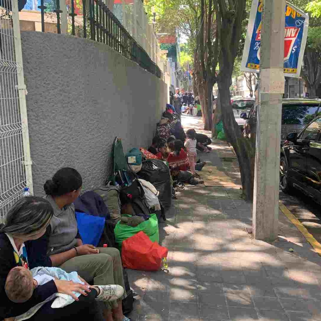 Los migrantes desalojados de la Plaza Giordano Bruno fueron dejados a su suerte.