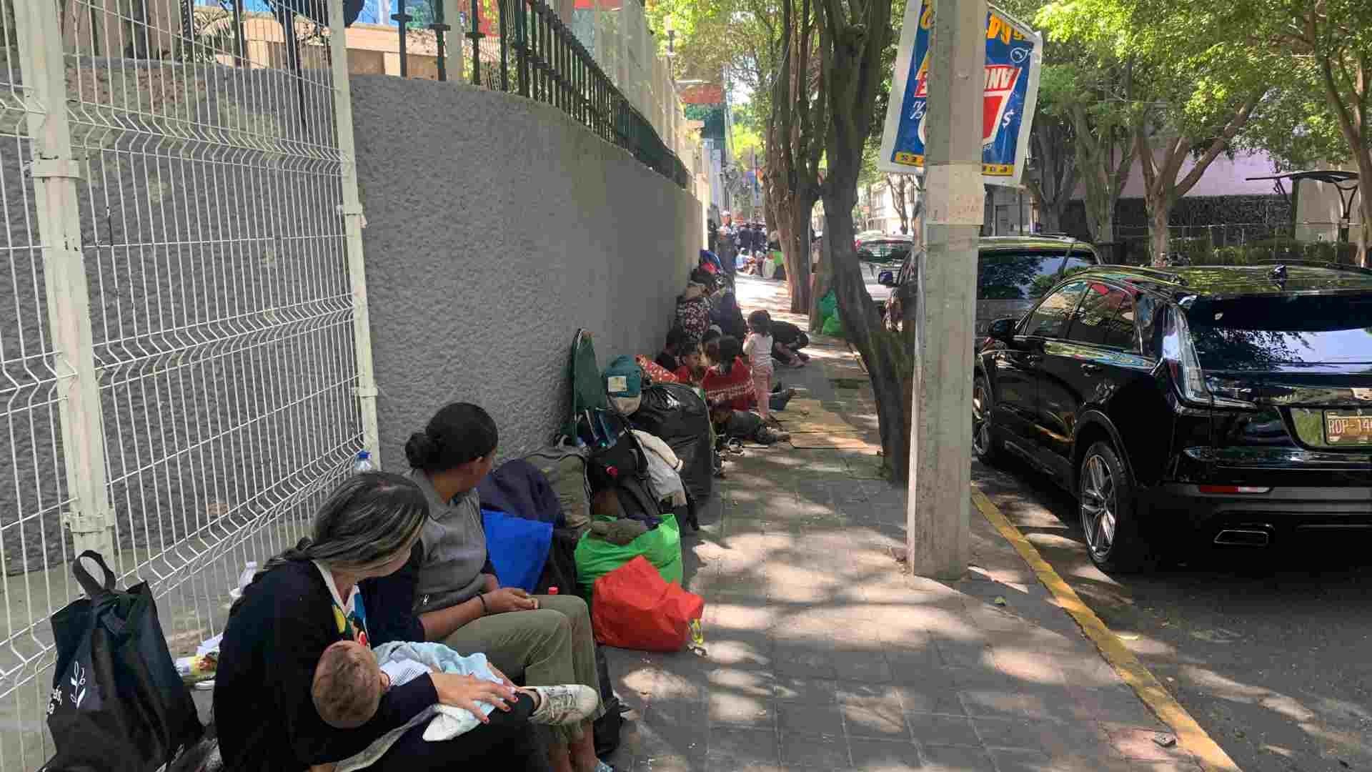 Los migrantes desalojados de la Plaza Giordano Bruno fueron dejados a su suerte.