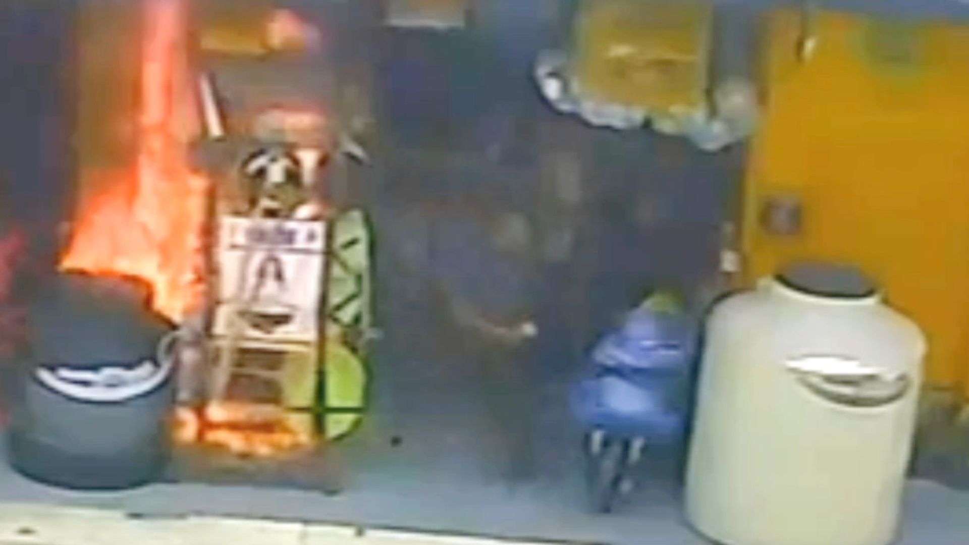 Hombres Lanzan Bomba Molotov a Ferretería en Intento de Asalto en León